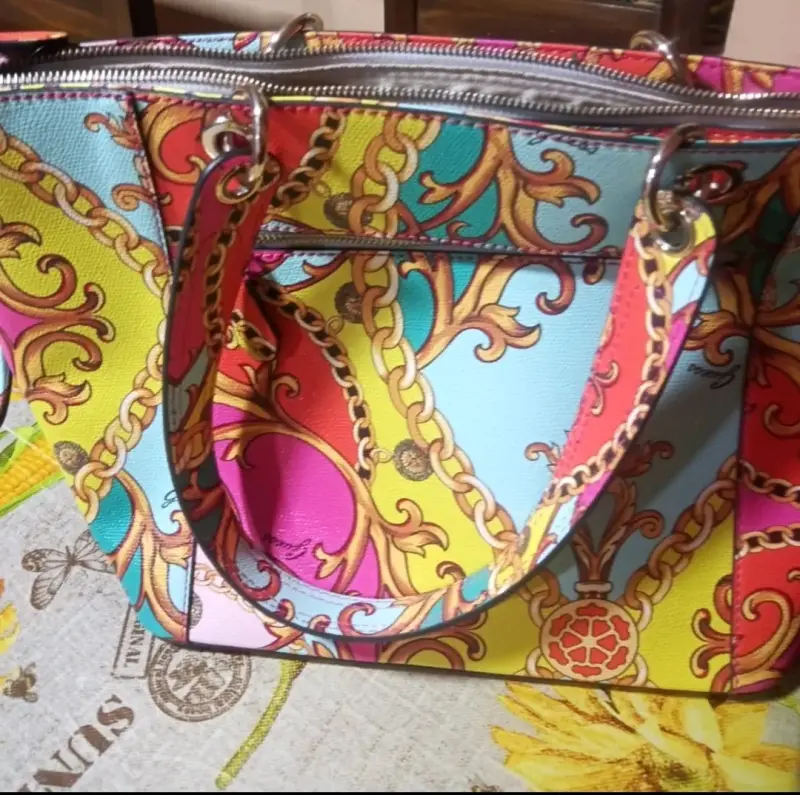 Cartera Guess estampada colorida - 4