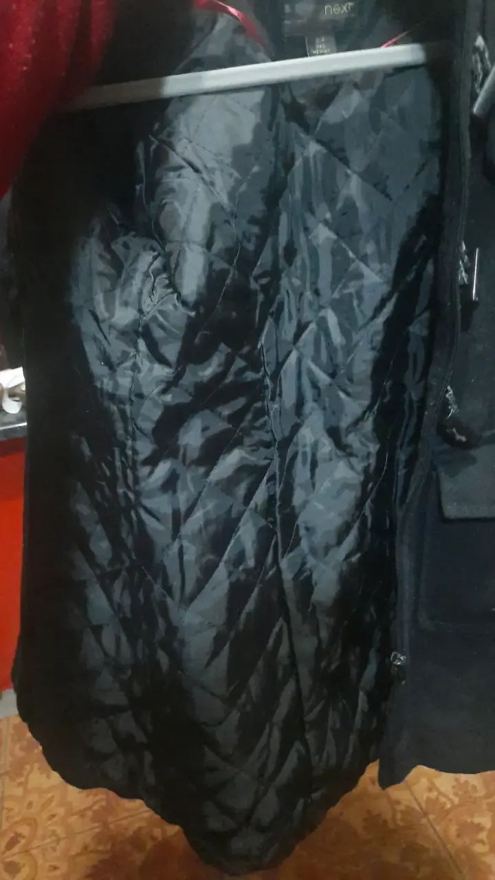 Abrigo negro con capucha y botones - 2