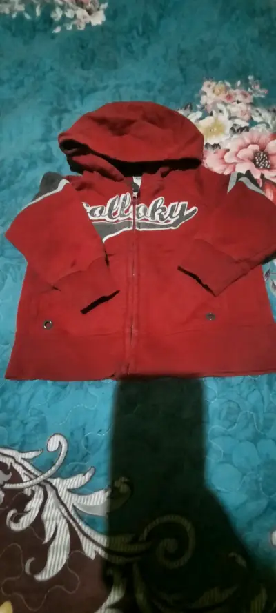 Abrigo negro con capucha y botones - miniatura 5