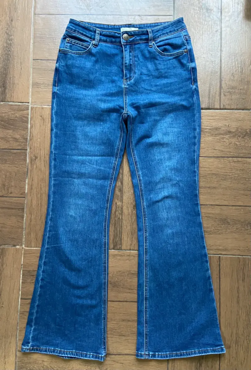 Jeans acampanados azul denim para mujer - 1