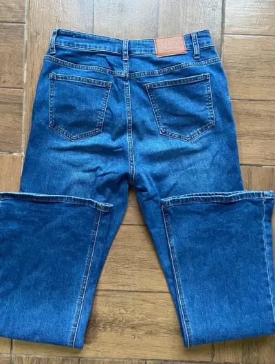 Jeans acampanados azul denim para mujer - miniatura 2