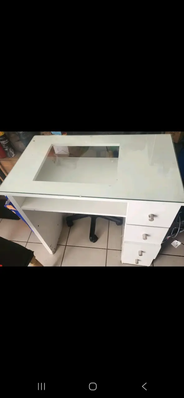Mesa manicurista blanco con cubierta de vidrio