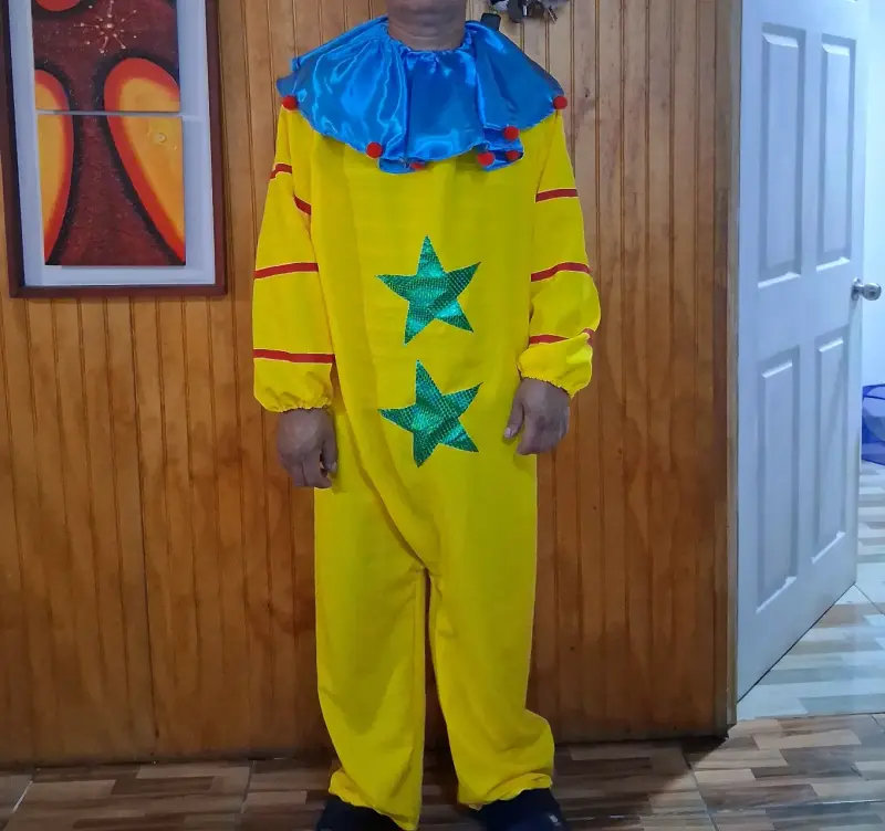 Disfraz de payaso amarillo con estrellas