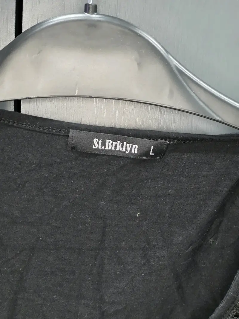 Polera negra con encaje St. Bklyn - 3