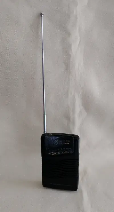 Radio Mini  portátil AM/FM vintage de Japón, - miniatura 2