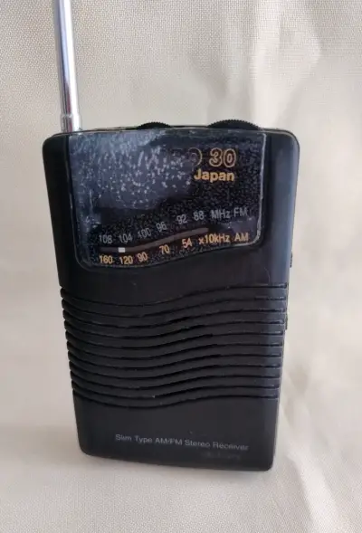 Radio Mini  portátil AM/FM vintage de Japón, - miniatura 3