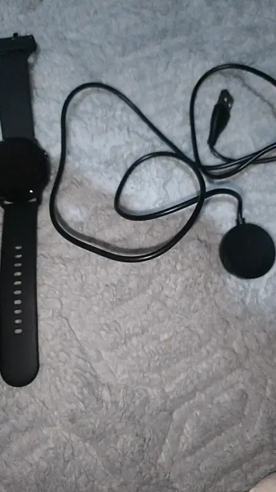 Smartwatch negro con correa ajustable - miniatura 2