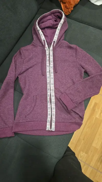 Polerón morado con capucha y diseño étnico - miniatura 1