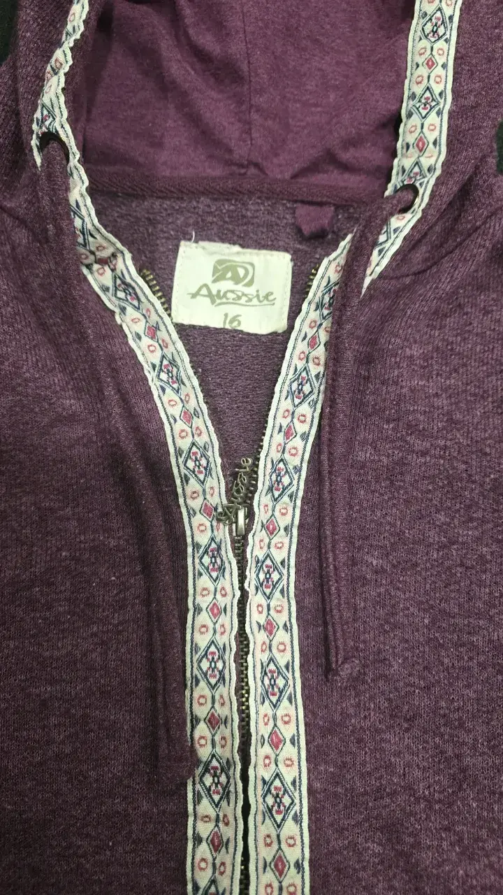 Polerón morado con capucha y diseño étnico - 2