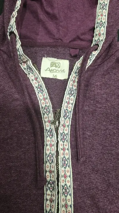 Polerón morado con capucha y diseño étnico - miniatura 2