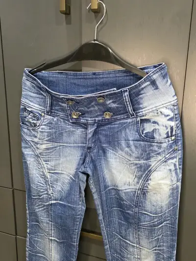Jeans azul desgastado para mujer - miniatura 3