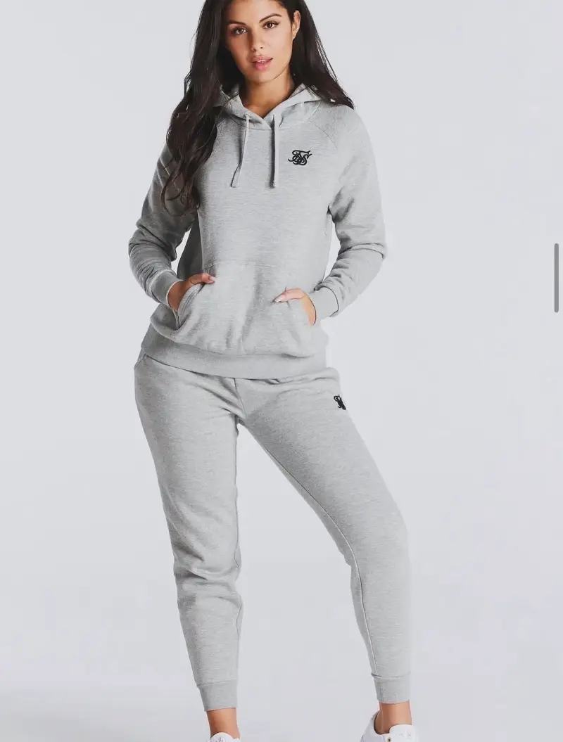 Conjunto deportivo gris con capucha para mujer