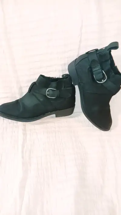 Botines negros UGG cuero con hebilla para mujer - miniatura 1