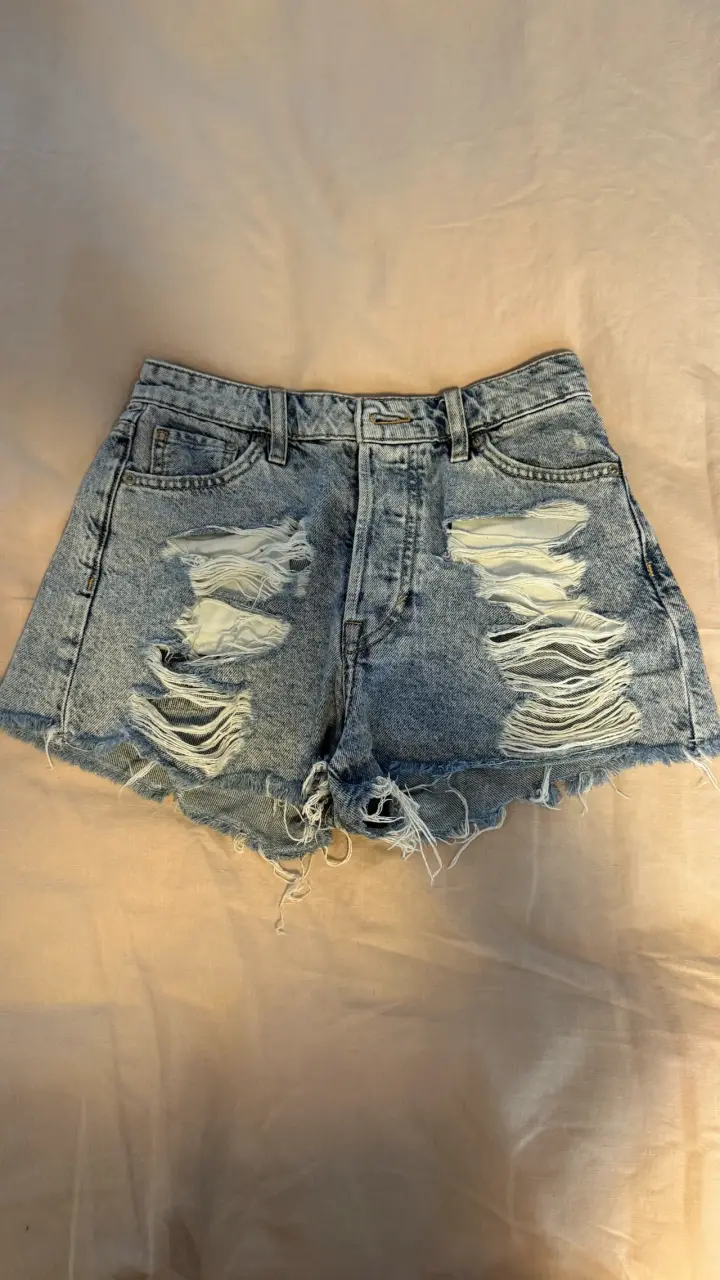 Shorts de mezclilla desgastados - 1