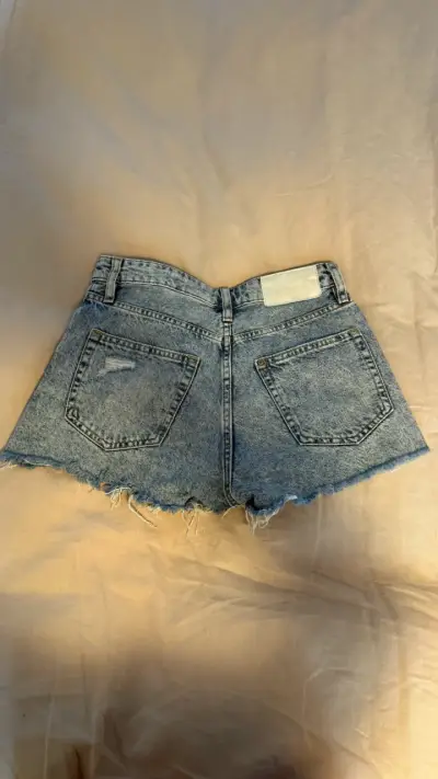 Shorts de mezclilla desgastados - miniatura 2