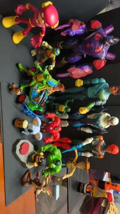 Lote de figuras de acción variadas - miniatura 2