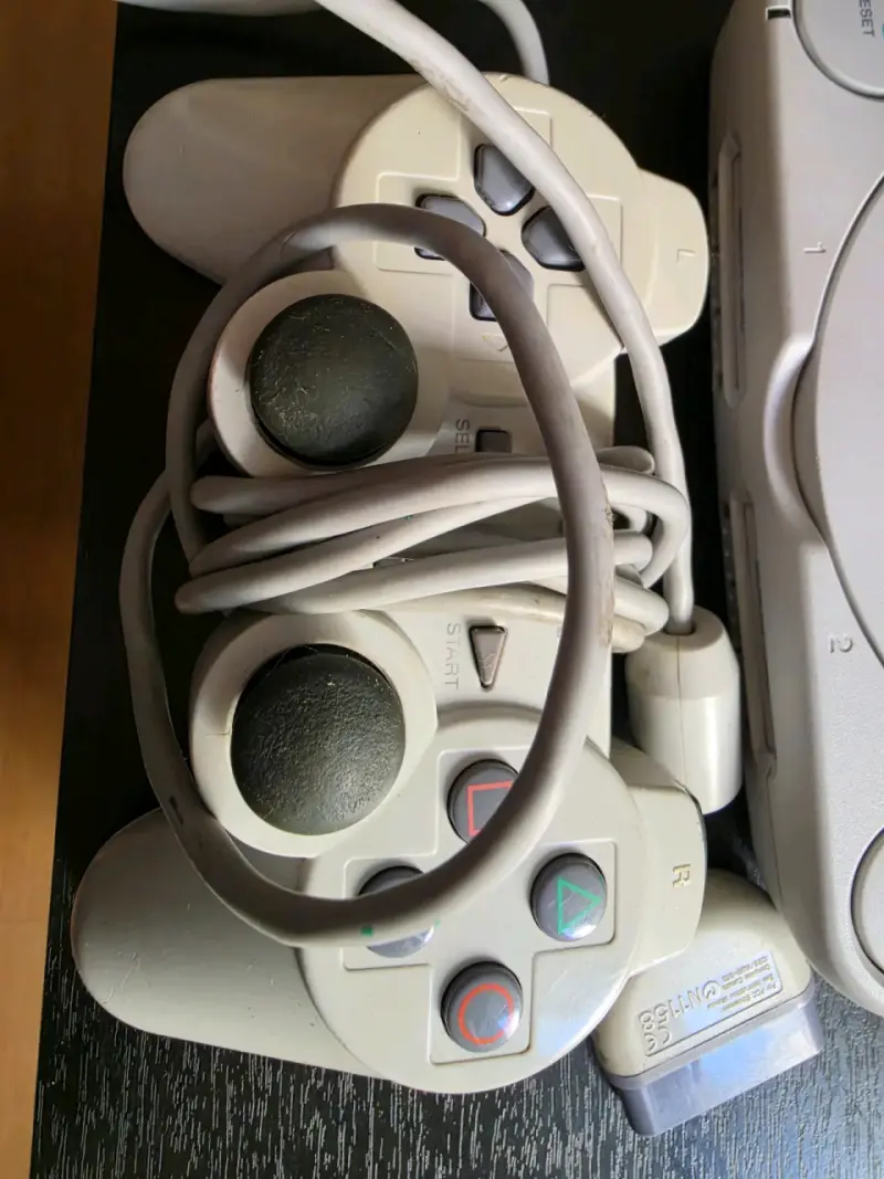 Consola PS One Sony con controles originales - 4