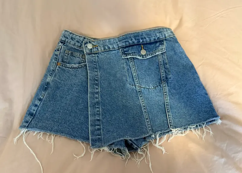 Falda short Zara de mezclilla con flecos - 1