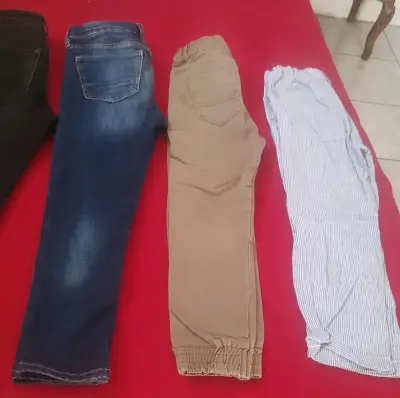 Lote de pantalones para niño en varios colores - miniatura 1