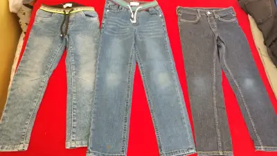 Lote de pantalones para niño en varios colores - miniatura 2