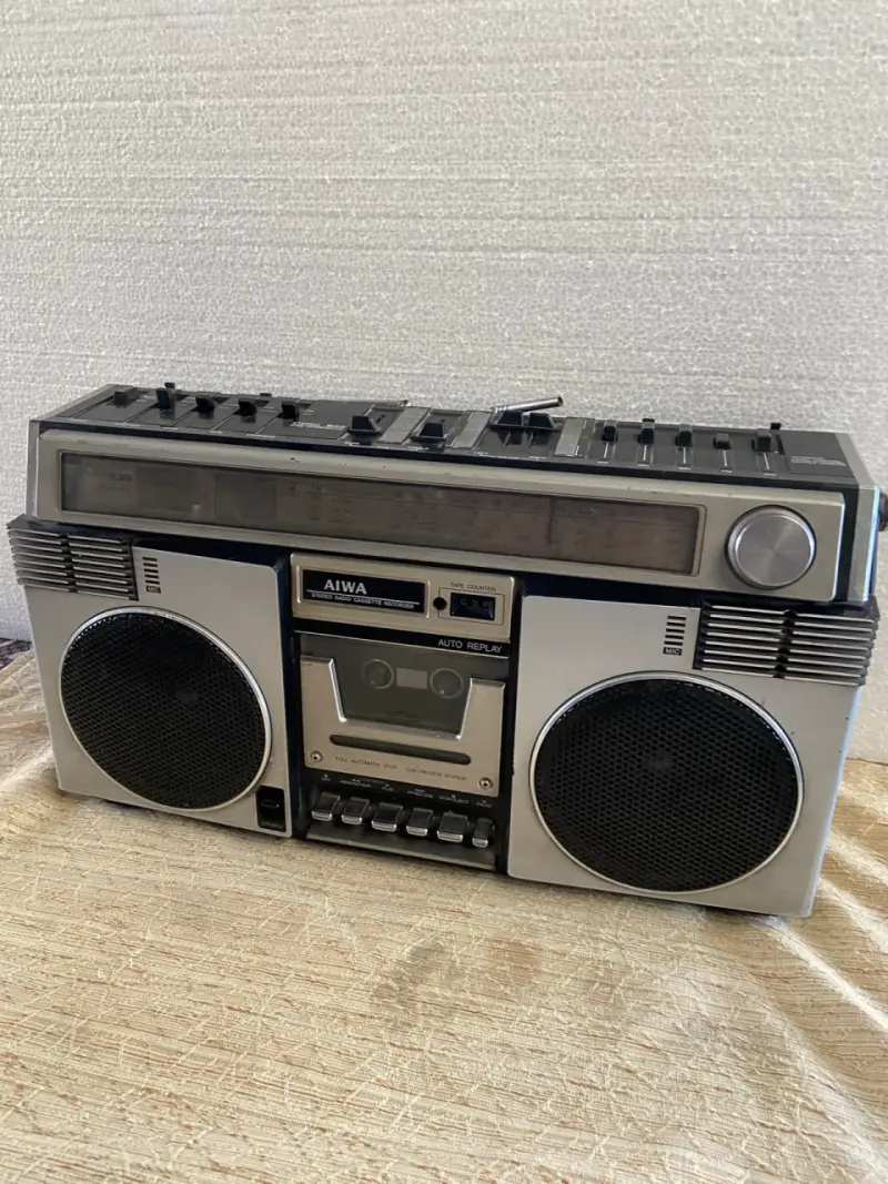 Radio cassette vintage Aiwa con altavoces - 1