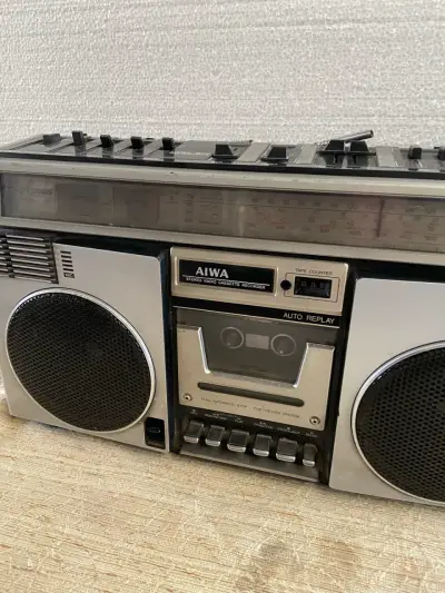 Radio cassette vintage Aiwa con altavoces - miniatura 2