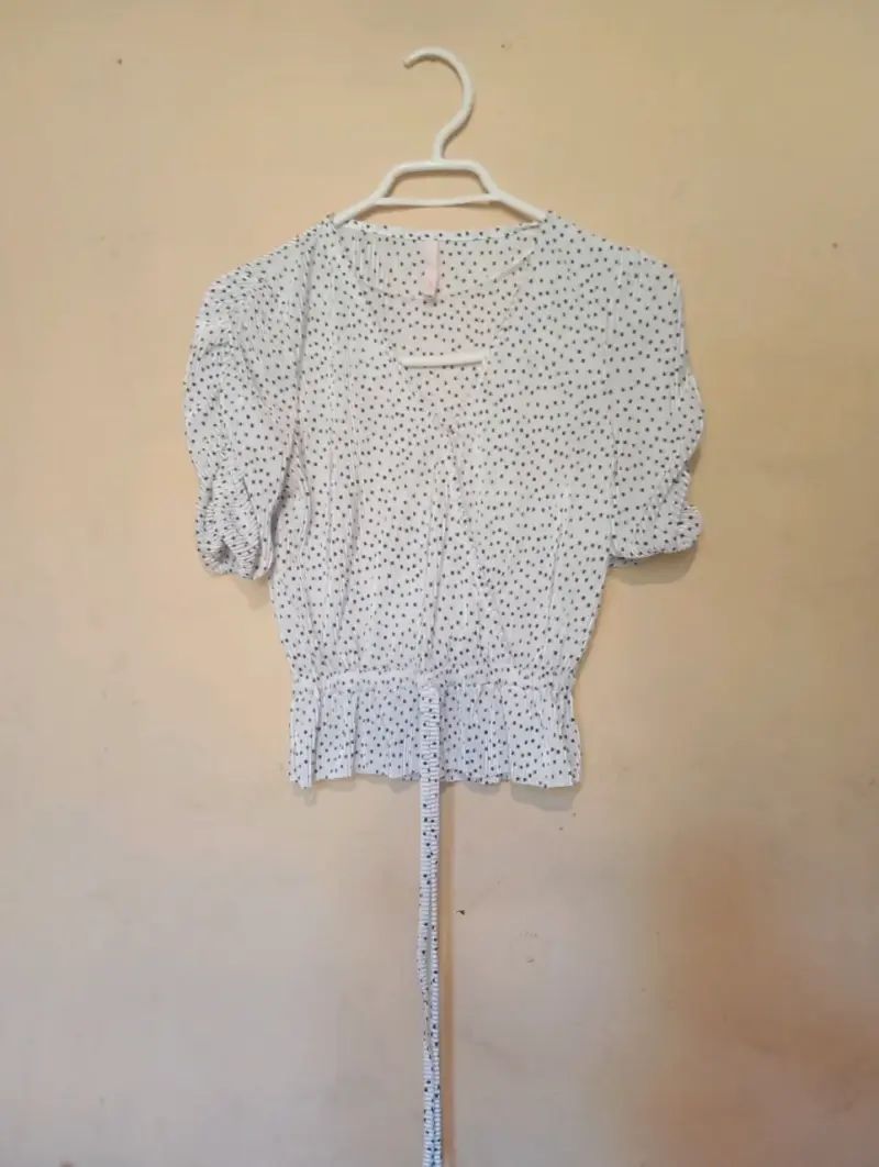 Blusa blanca con lunares negros y lazo - 1