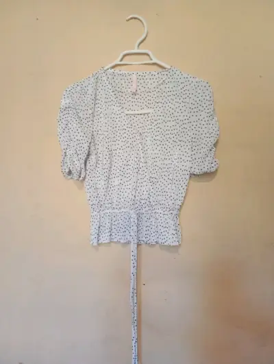 Blusa blanca con lunares negros y lazo - miniatura 1