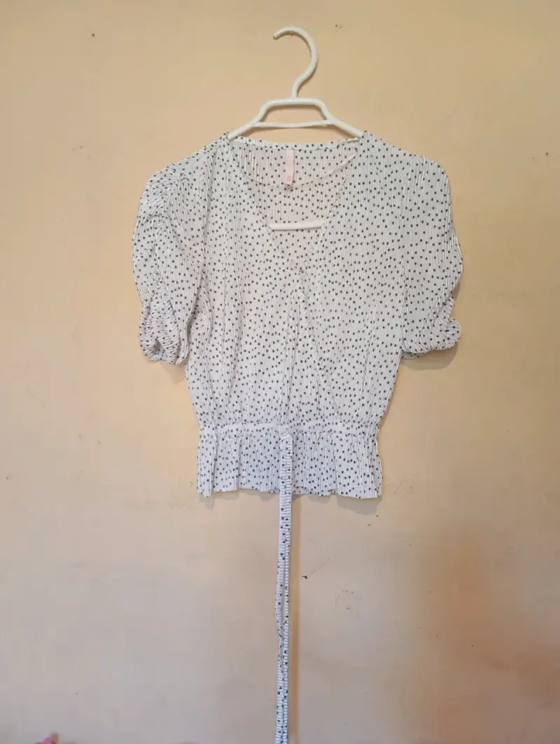 Blusa blanca con lunares negros y lazo - 2