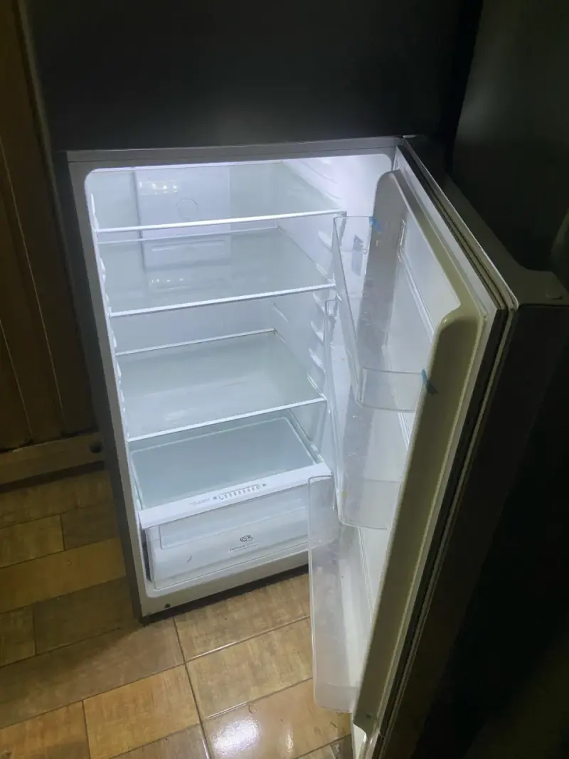 Refrigerador compacto en buen estado - 1