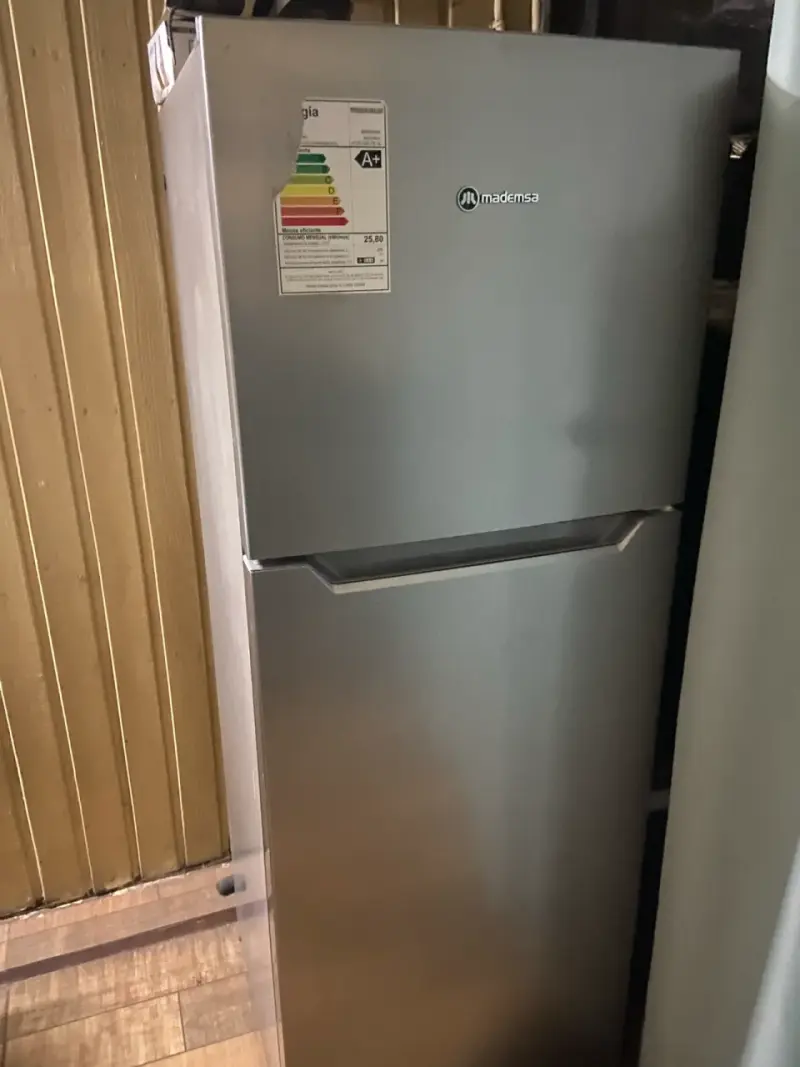 Refrigerador compacto en buen estado - 3
