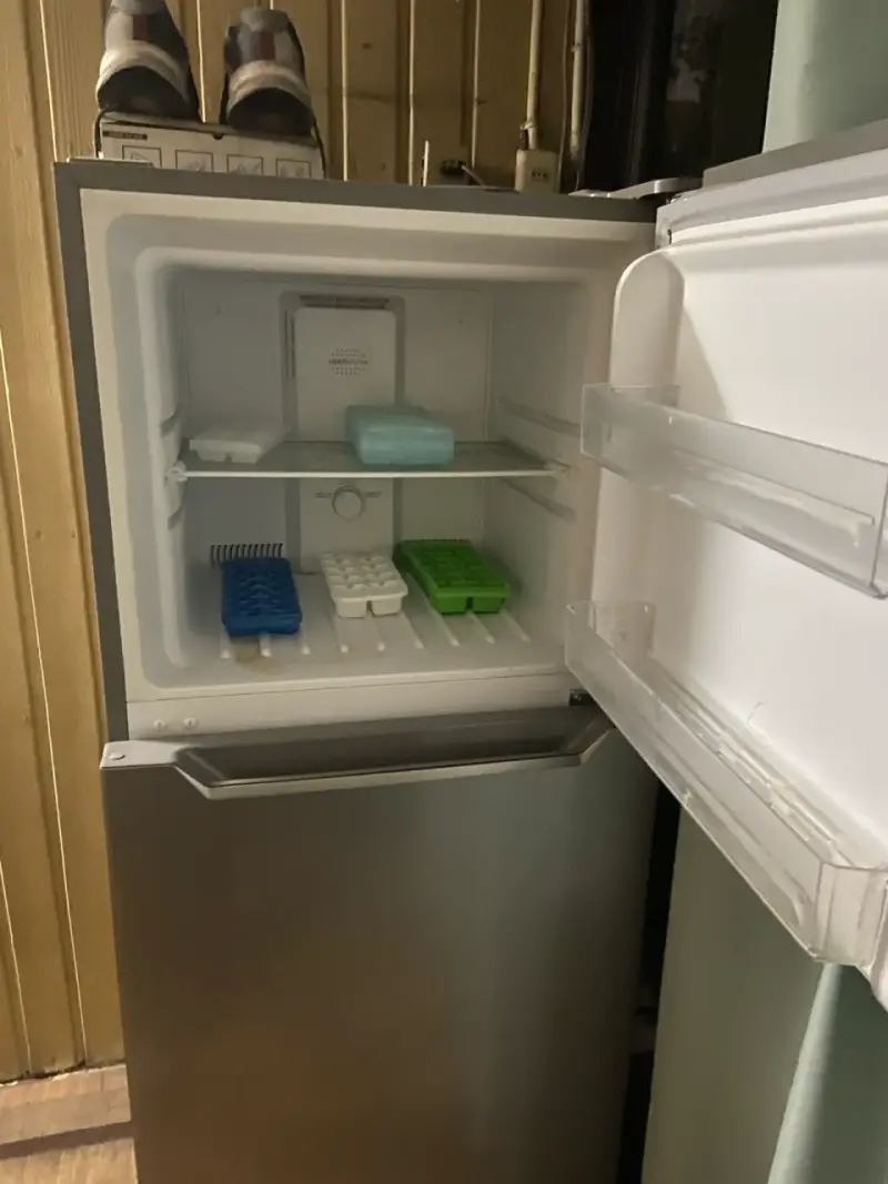 Refrigerador compacto en buen estado - 4