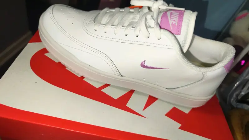 Zapatillas Nike blancas con detalles rosados