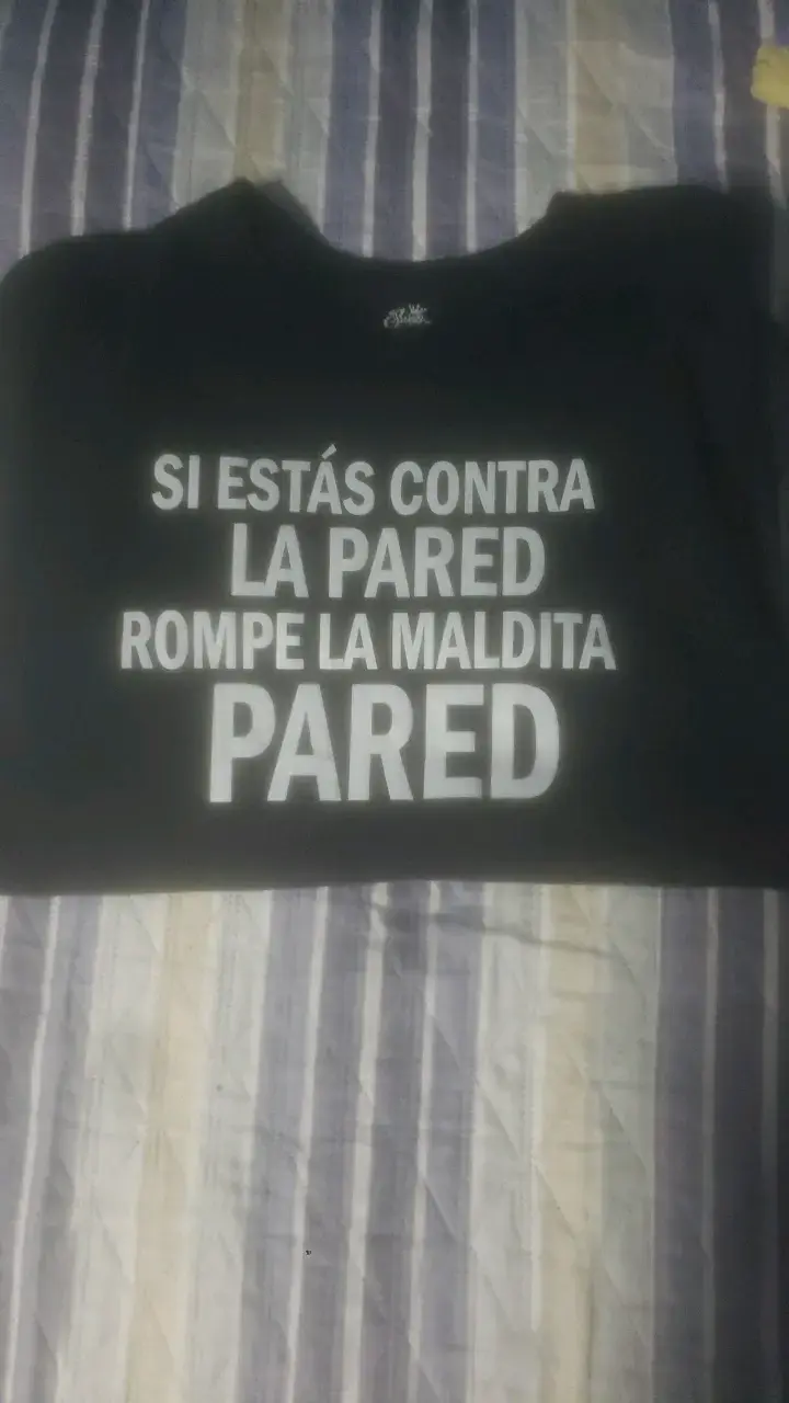Polera Negra - Slogan - 2