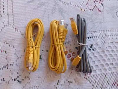 Cables UTP amarillos y gris - miniatura 1