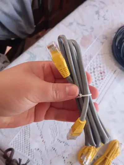 Cables UTP amarillos y gris - miniatura 2