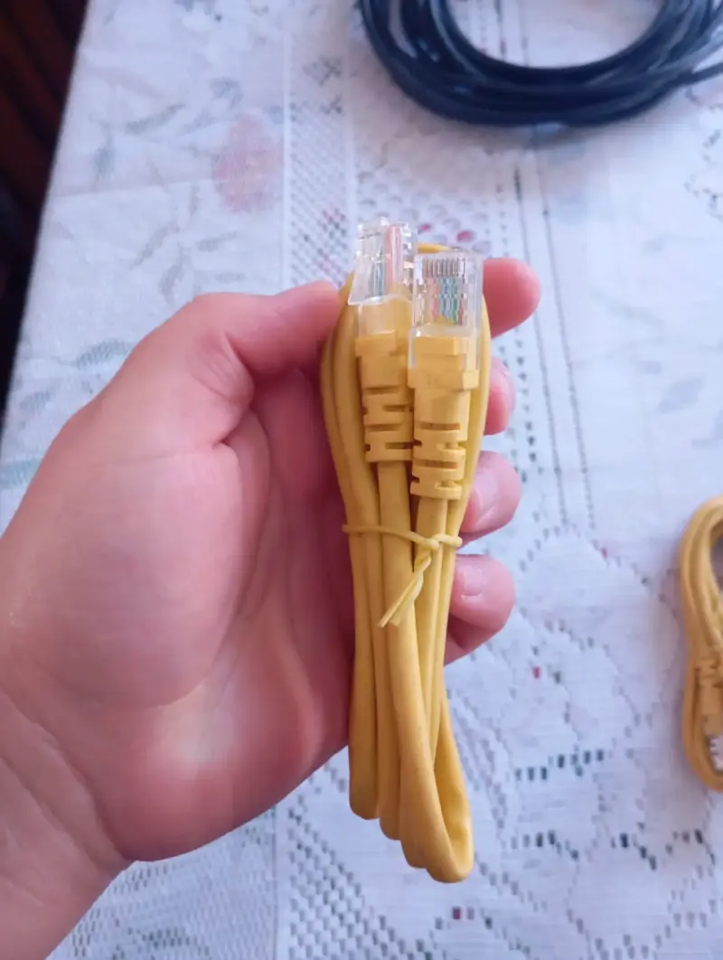 Cables UTP amarillos y gris - 3