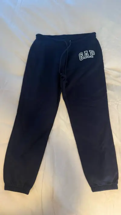 Pantalones de buzo GAP azul marino - miniatura 1