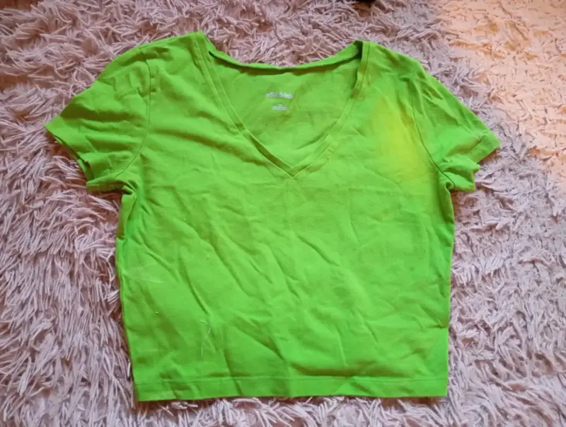 Polera verde lima cuello en V para mujer - 1