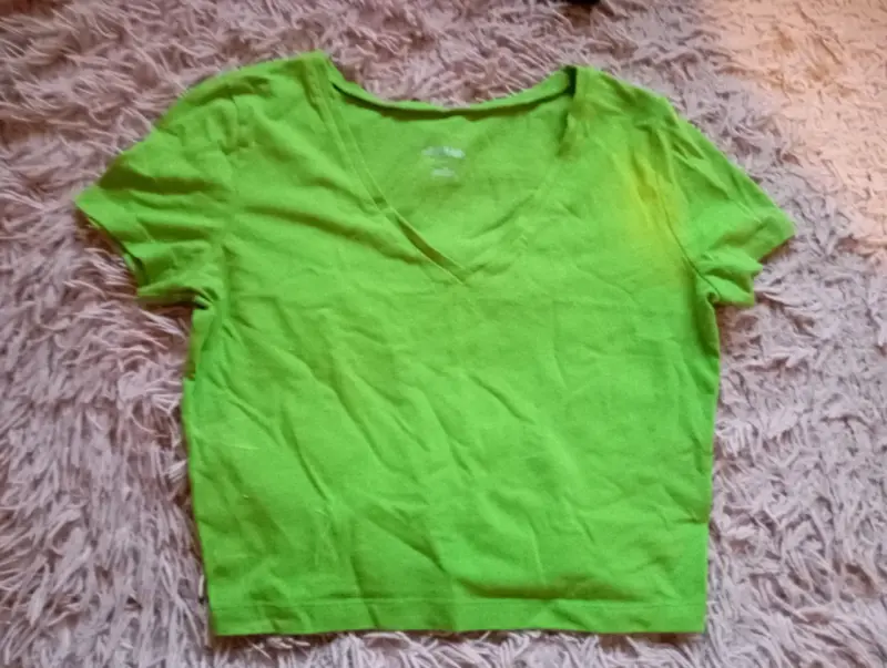 Polera verde lima cuello en V para mujer - 2