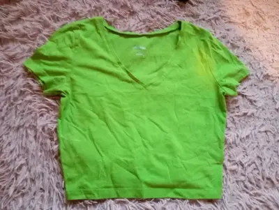 Polera verde lima cuello en V para mujer - miniatura 2
