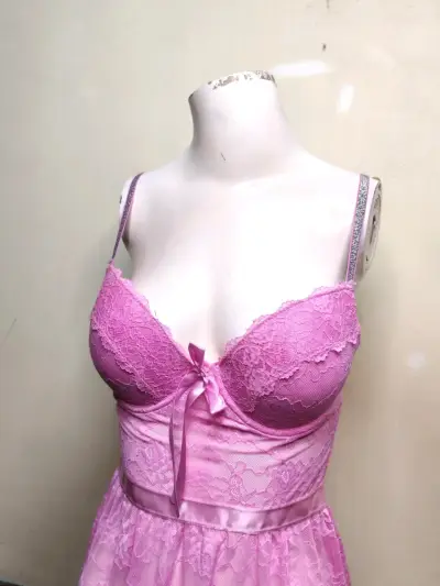 Baby doll de encaje rosa con lazo - miniatura 3