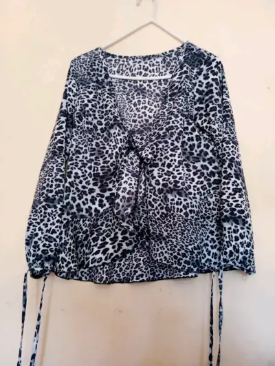 Blusa estampado animal print manga larga - miniatura 1
