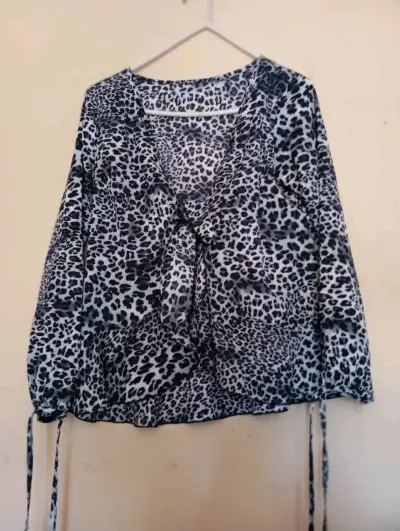 Blusa estampado animal print manga larga - miniatura 2