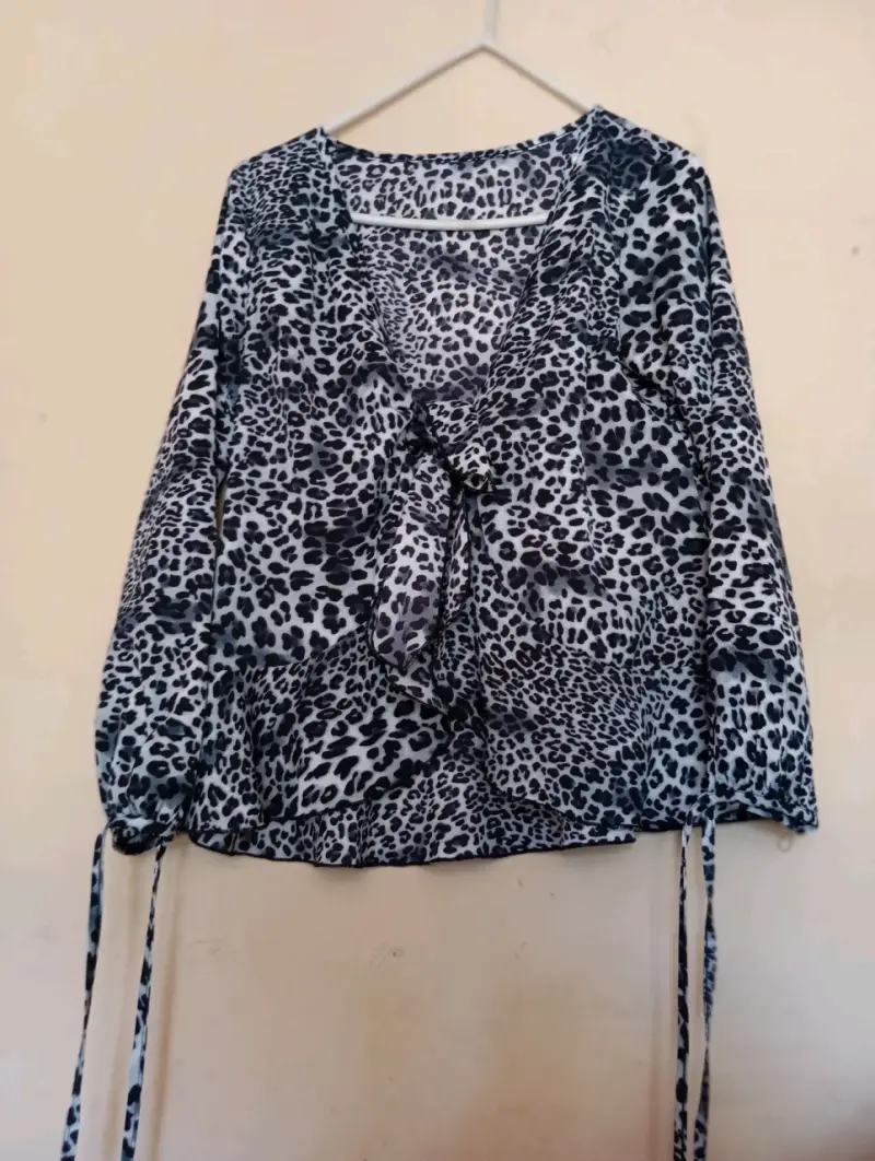 Blusa estampado animal print manga larga - 4