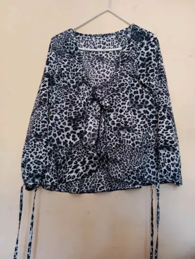 Blusa estampado animal print manga larga - miniatura 4