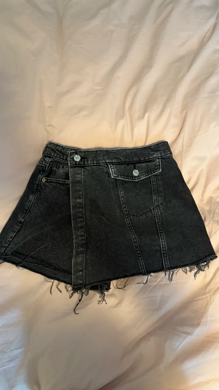 Falda short de mezclilla Zara negra desgastada - 1