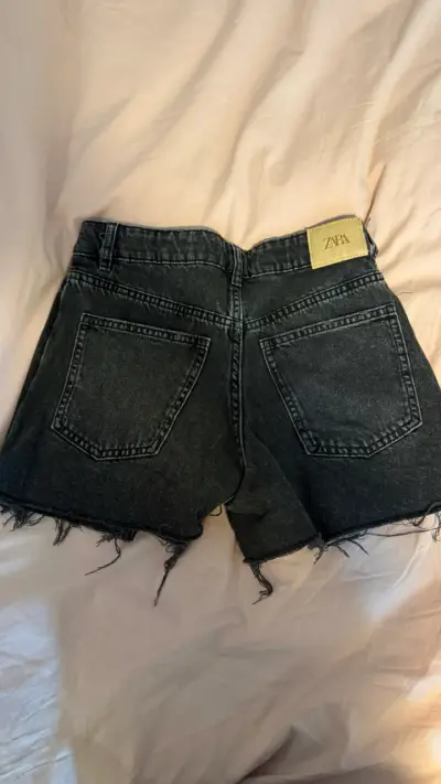 Falda short de mezclilla Zara negra desgastada - miniatura 2