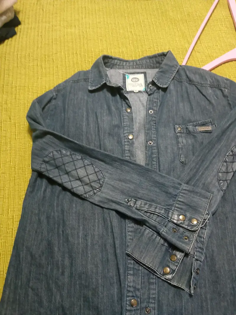 Camisa de mezclilla azul con parches - 1