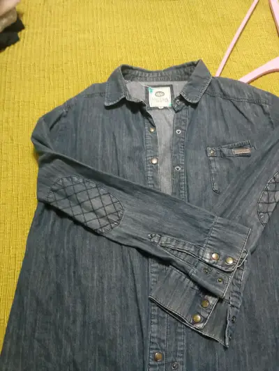 Camisa de mezclilla azul con parches - miniatura 1